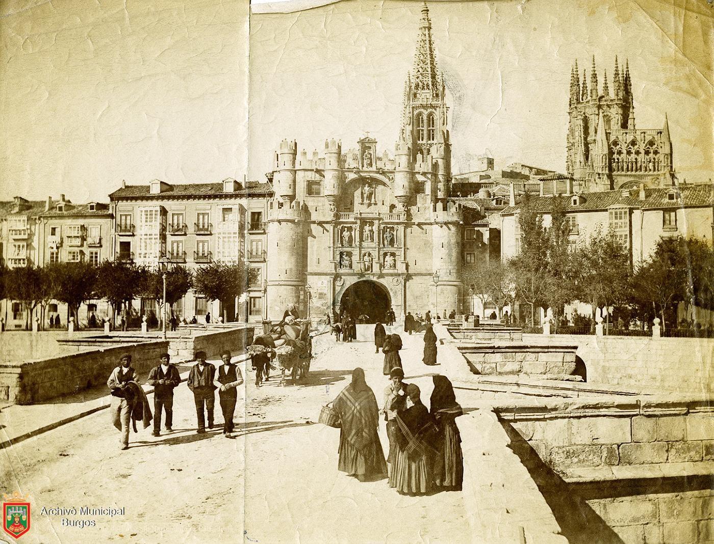 Imagen antes - Varias personas pasean por el puente de Santa María.