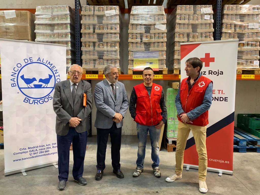 El subdelegado del Gobierno en Burgos, Pedro de la Fuente, junto al vicepresidente provincial de Banco de Alimentos, Miguel Ángel López Santaolalla y representantes de Cruz Roja Burgos