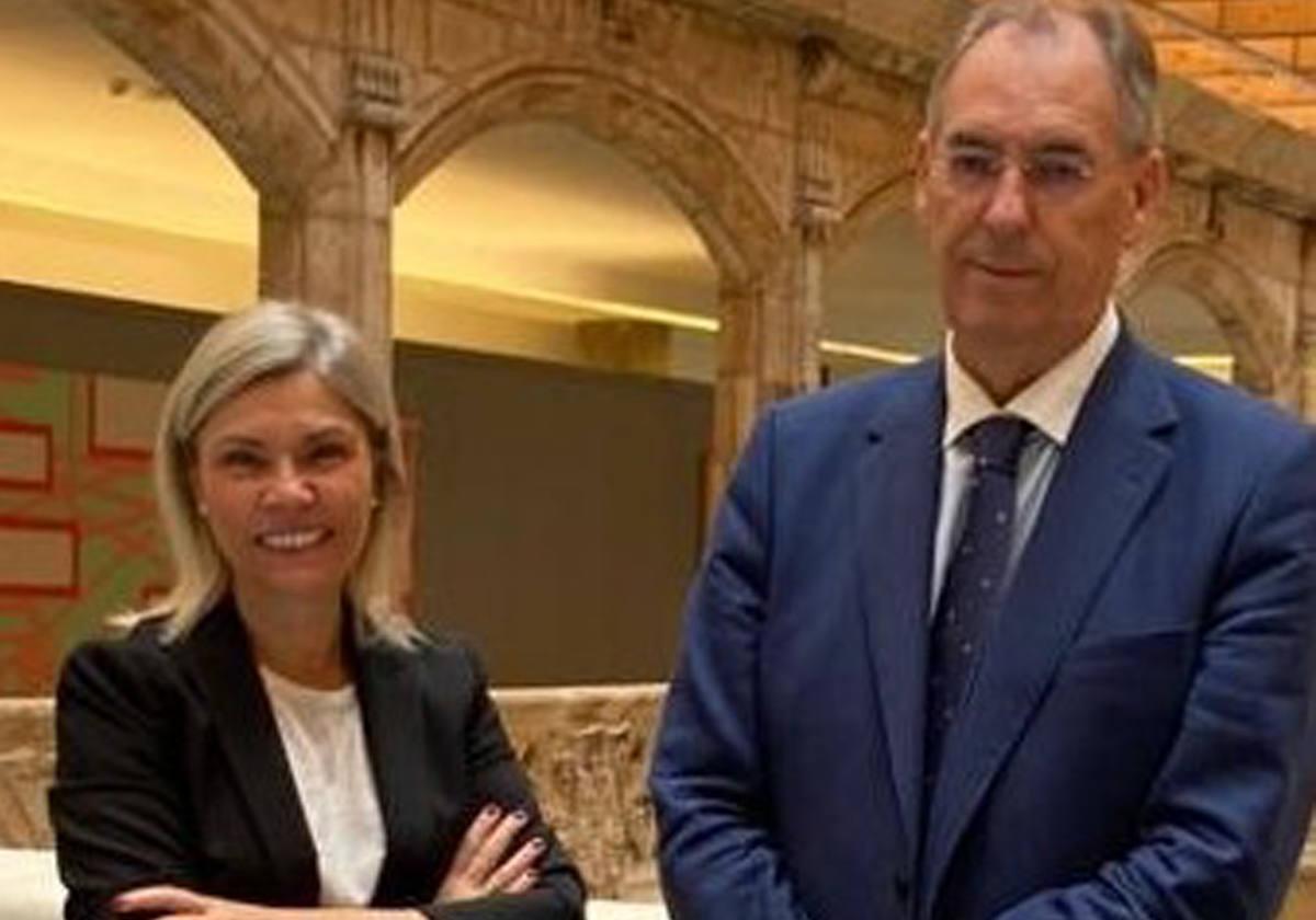 Belén Martín, directora territorial de CaixaBank en Castilla y León, y el presidente de la FAE, Miguel Ángel Benavente.