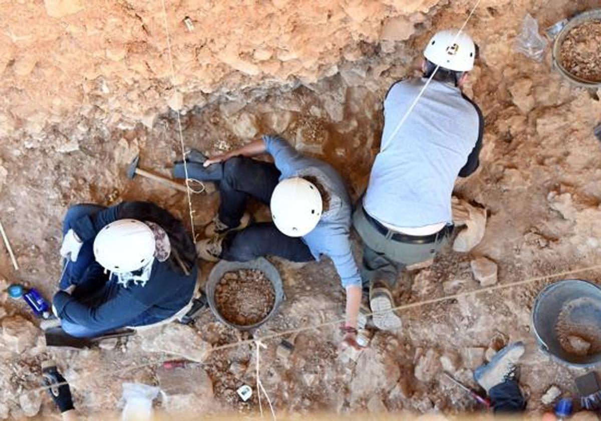 Investigadores trabajando en Atapuerca.