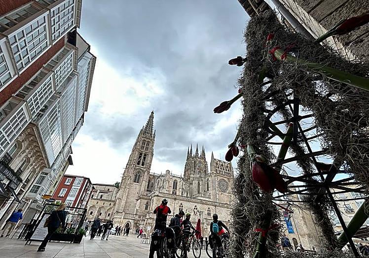 Imagen principal - Burgos prepara los decorados para celebrar la Fiesta de las Flores.