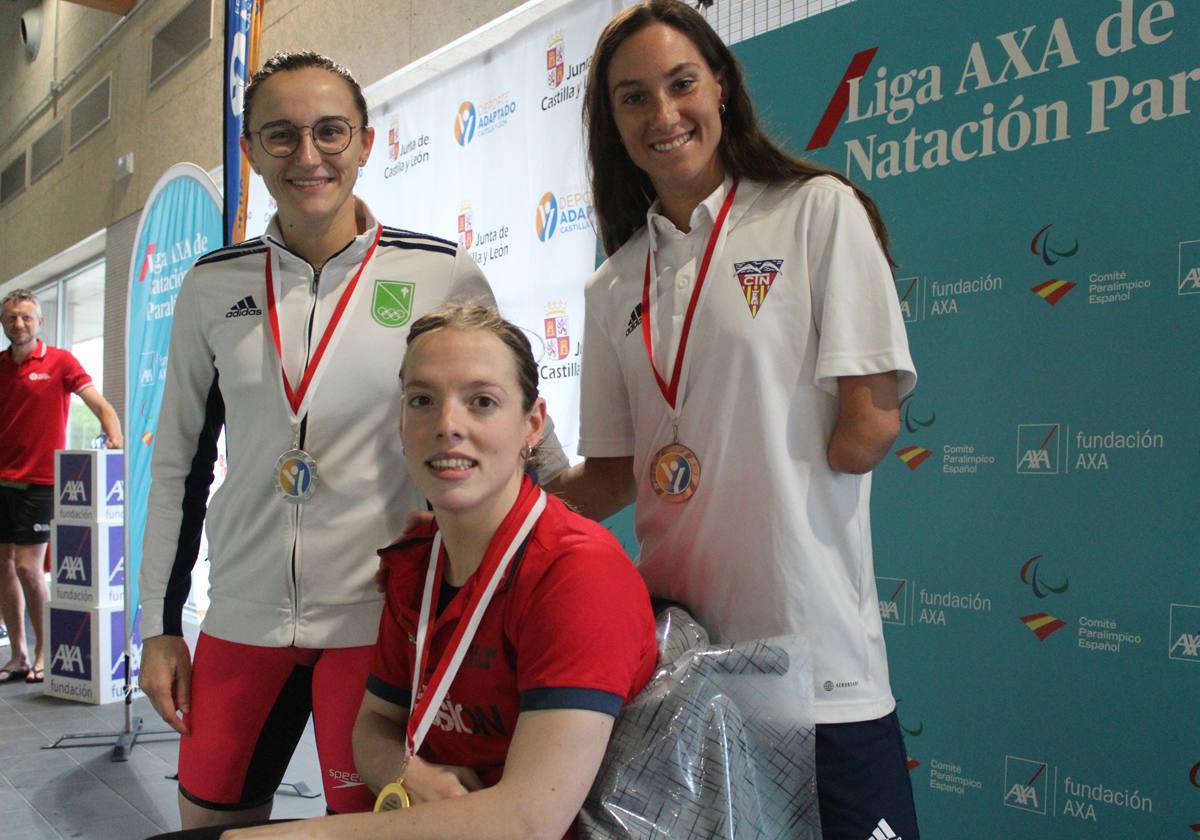 La nadadora burgalesa Marta Fernández, en el centro.