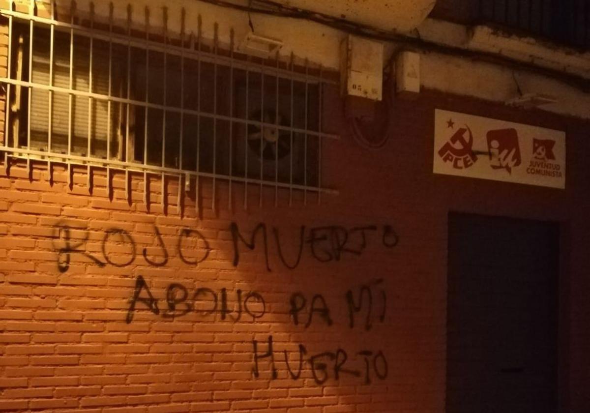 Imagen de las pintadas aparecidas en la sede de la calle Fernán González.