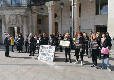 Las peluqueras de Burgos vuelven a exigir en la calle recuperar el IVA reducido