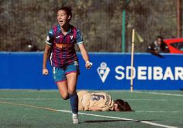 Carla celebra un gol con el Eibar.