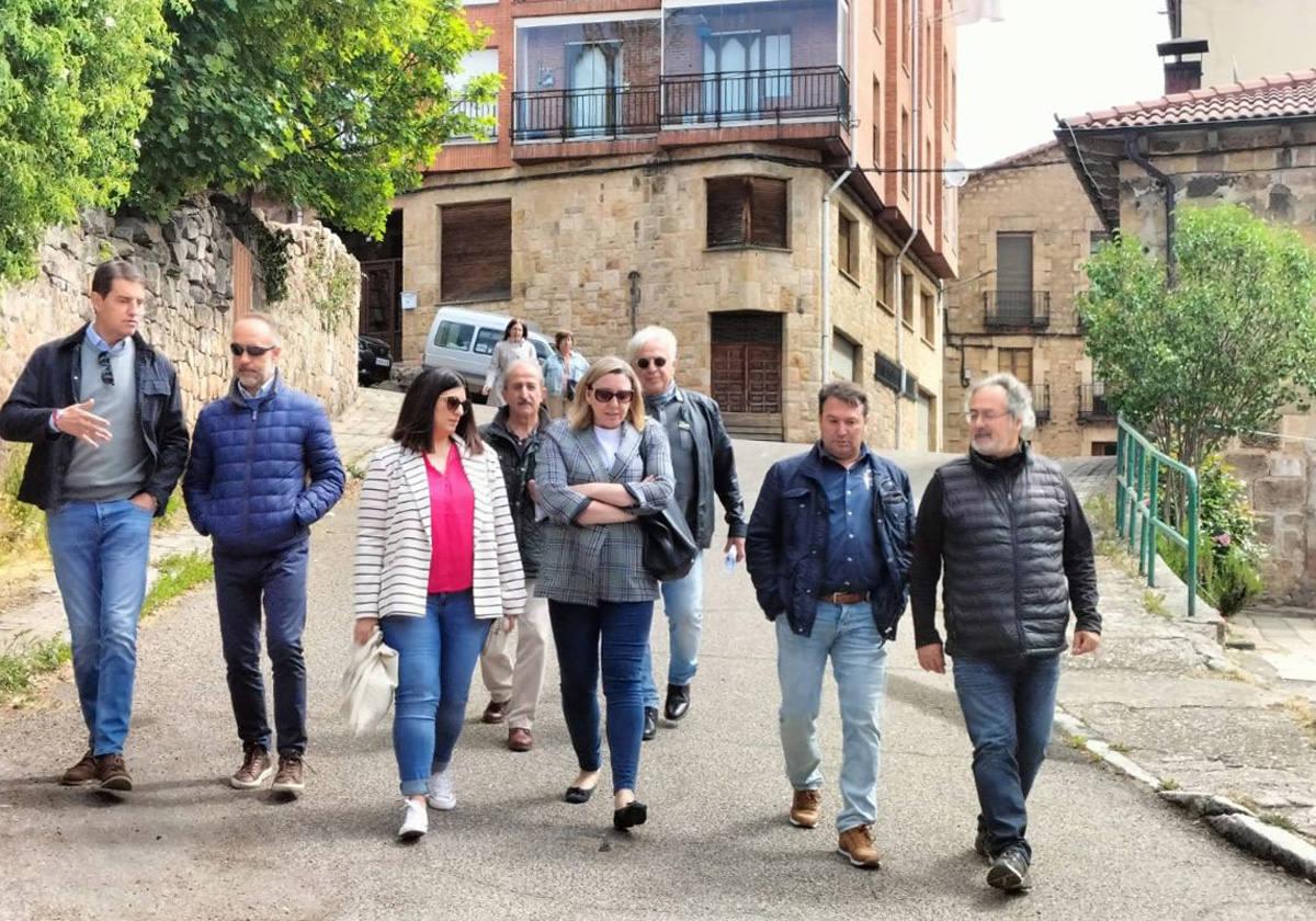 Isabel Blanco en su visita a Quintanar de la Sierra.