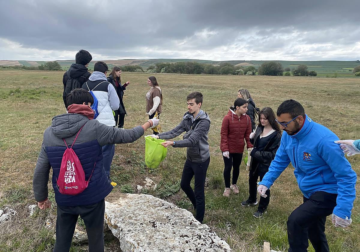 Los jóvenes han recogido residuos en el entorno del Centro de Arqueología Experimental.
