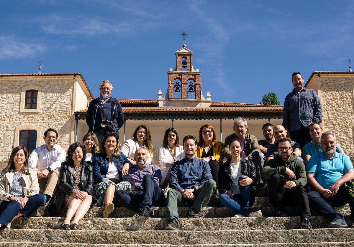 El candidato de Sentir Aranda, Antonio Linaje, junto a su equipo