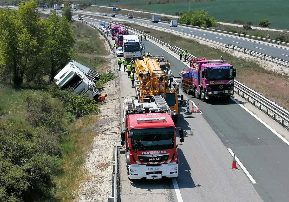 Los Bomberos de Burgos intervienen en el accidente de la AP-1.