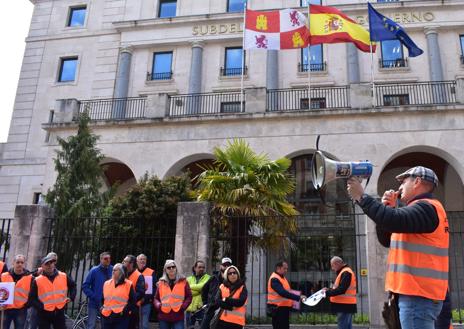 Imagen secundaria 1 - Manifestantes frente a la Subdelegación del Gobierno en Burgos.