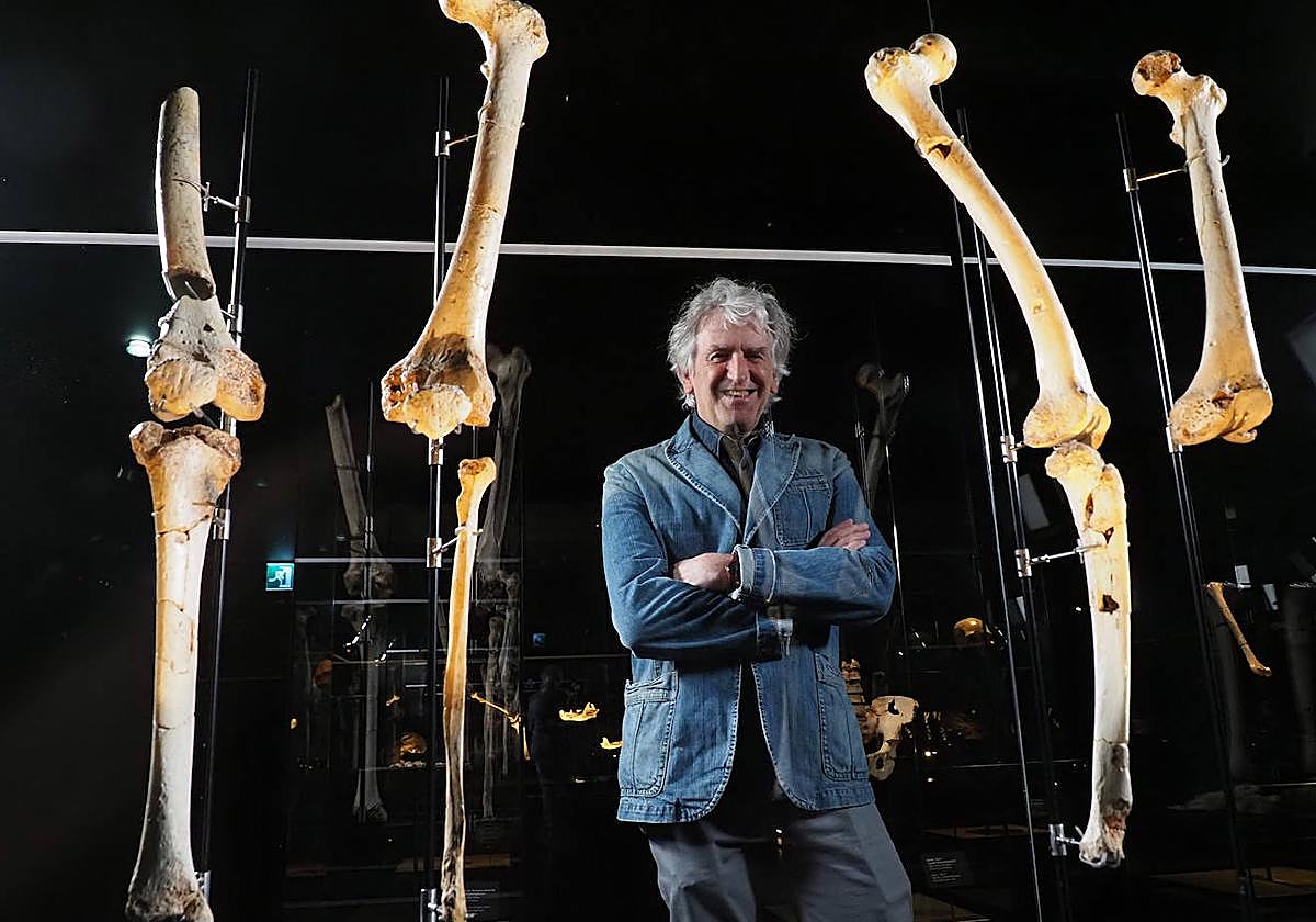 Juan Luis Arsuaga, posando con algunos de los nuevos fósiles expuestos en el MEH.