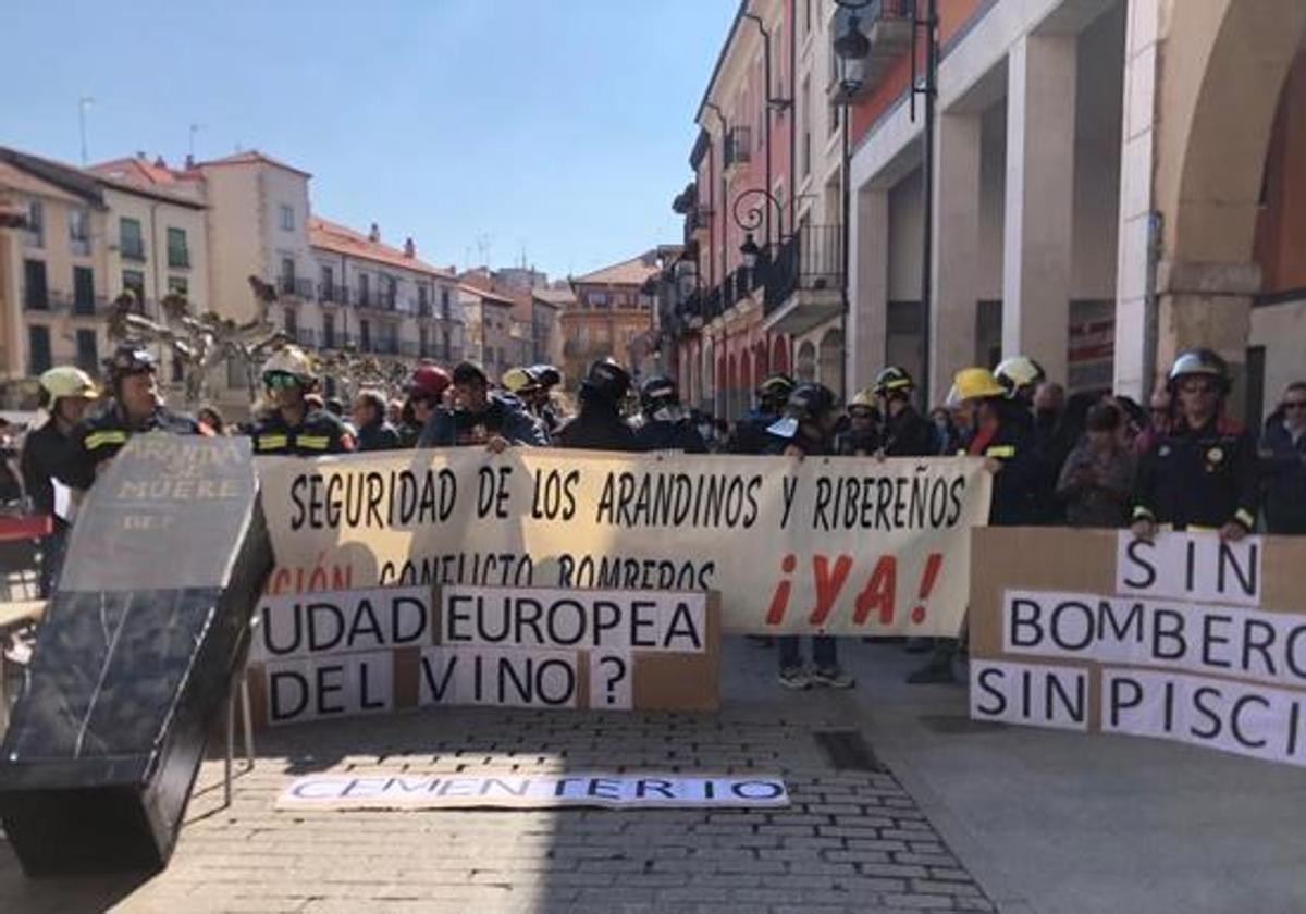 Protesta de los bomberos de Aranda ante la situación que viven en la capital de La Ribera.