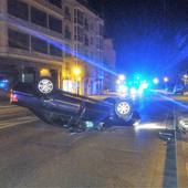 Vuelca y se choca con una farola en la calle La Merced de Burgos