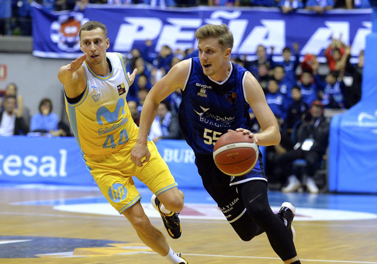 Rupnik lanzando un ataque en el partido de la primera vuelta frente a Movistar Estudiantes.