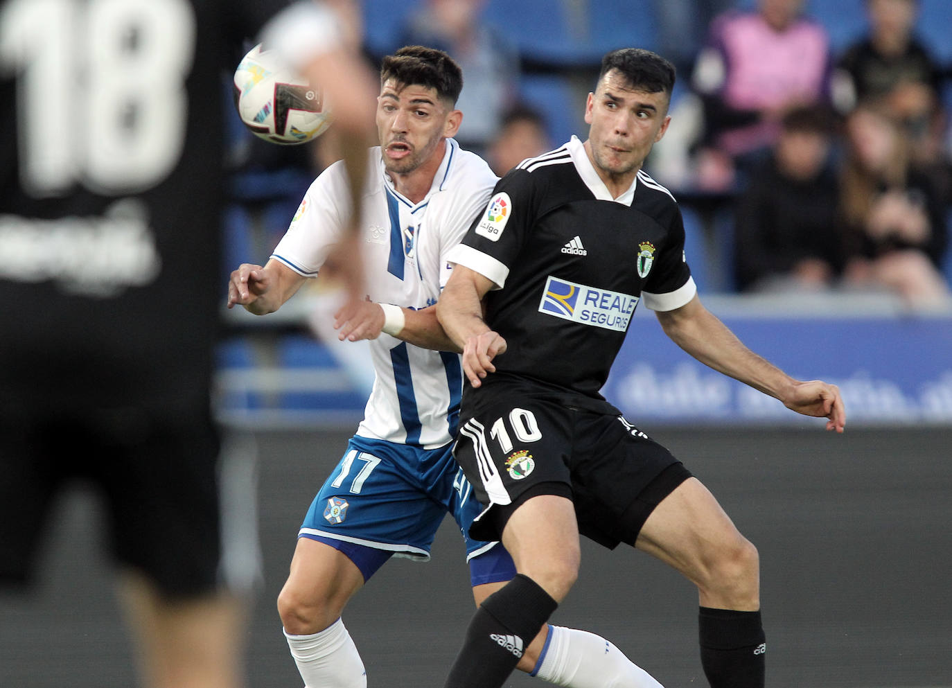 El Tenerife remonta al Burgos en el descuento