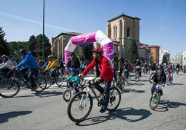 Miles de personas han tomado las calles de la ciudad en bicicleta.