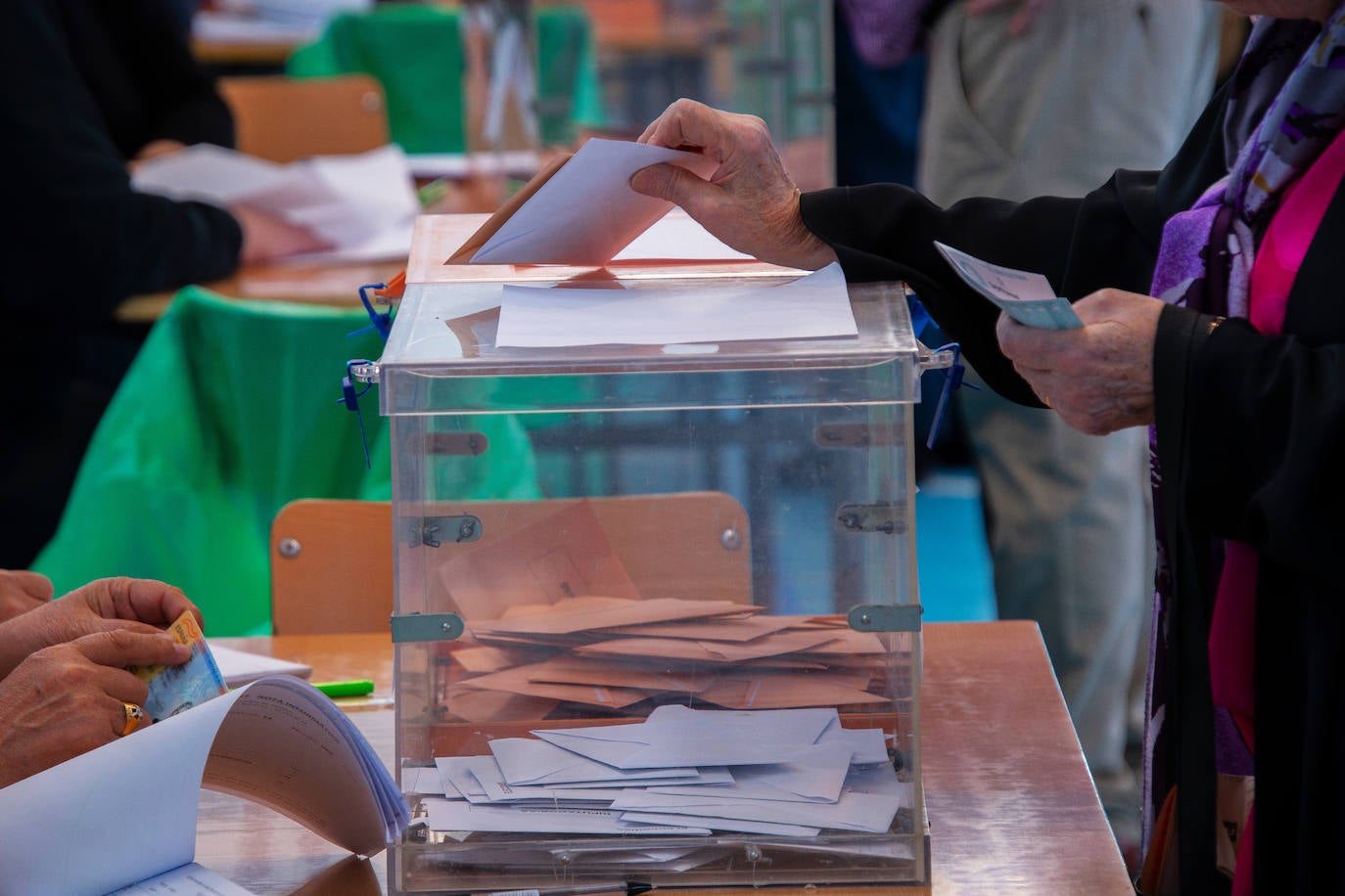 Una ciudadana ejerce su derecho a voto