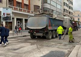 El asfaltado de la calle Vitoria obligó a cortar un punto crítico del viario burgalés.