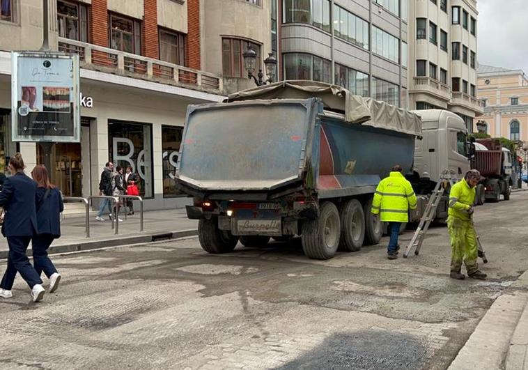 El asfaltado de la calle Vitoria obligó a cortar un punto crítico del viario burgalés.