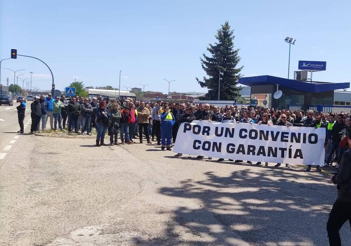 Empleados de Michelin manifestándose por el convenio.