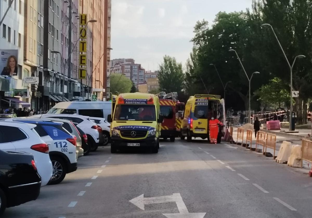 Los servicios de emergencia desplegaron un amplio dispositivo en la Avenida Reyes Católicos.