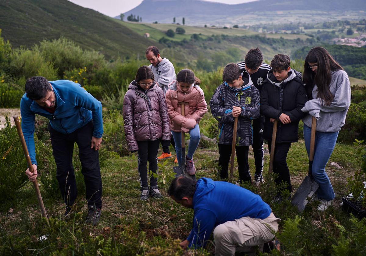 Los organizadores de la prueba y colaboradores han plantado un bosque en Espinosa de los Monteros.