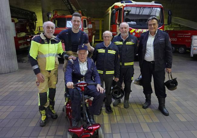 La saga de bomberos, con las ausencias de Javier, destindo aen Palencia, y los dos Santiagos, fallecidos, posaron en el Parque de Bomberos de Burgos.