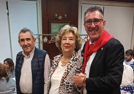 El presidente de la Cofradía con el secretario y la vicepresidenta del Casino de Miranda donde actuaron los otxotes.