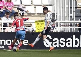 Sebas Moyano remata para poner el único tanto del partido ante la oposición de Atienza