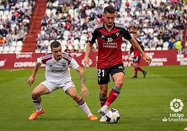 Roberto López encimado por un jugador del Albacete en la derrota de este sábado en el Carlos Belmonte