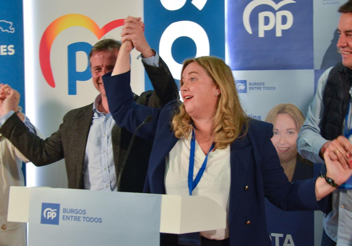 Cristina Ayala celebró los resultados del PP, que le dejan la Alcaldía a un paso si pacta con Vox.