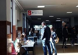 Una pareja de burgaleses acude a votar