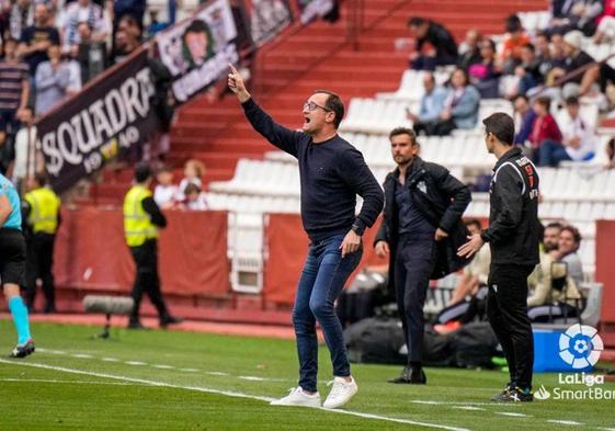 Joseba Etxebarria da instrucciones durante su último partido como entrenador del Mirandés en el Carlos Belmonte