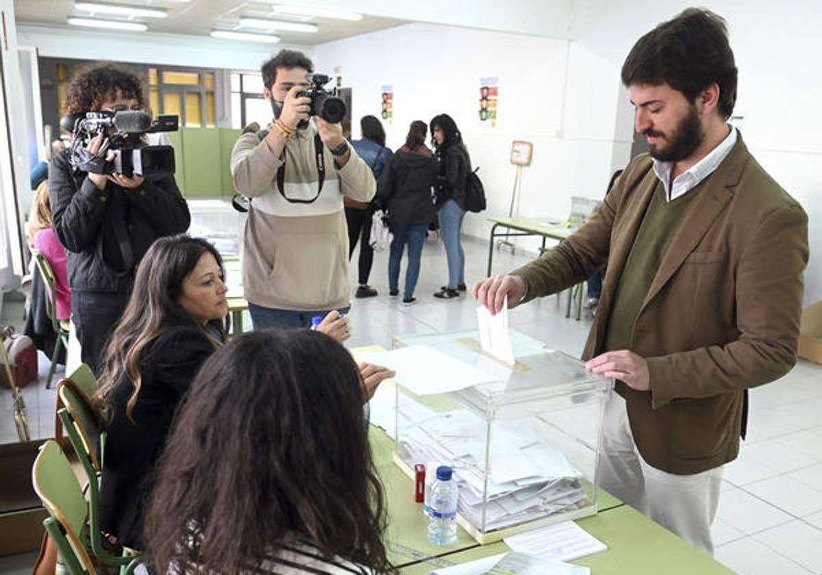 García-Gallardo votando en Burgos este 28M.