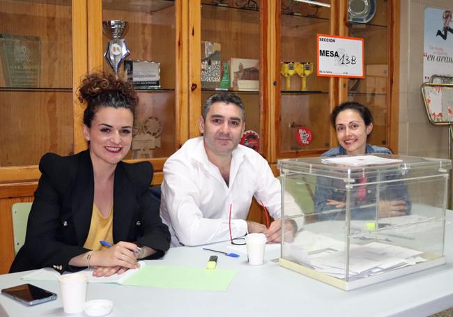 Lidia Sierra y Laura Revuelta acompañan a Fernando Monje en la mesa electoral.