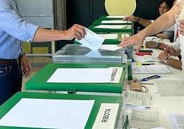 Mesa electoral en Villasana de Mena con siete urnas correspondientes a sus pedanías.
