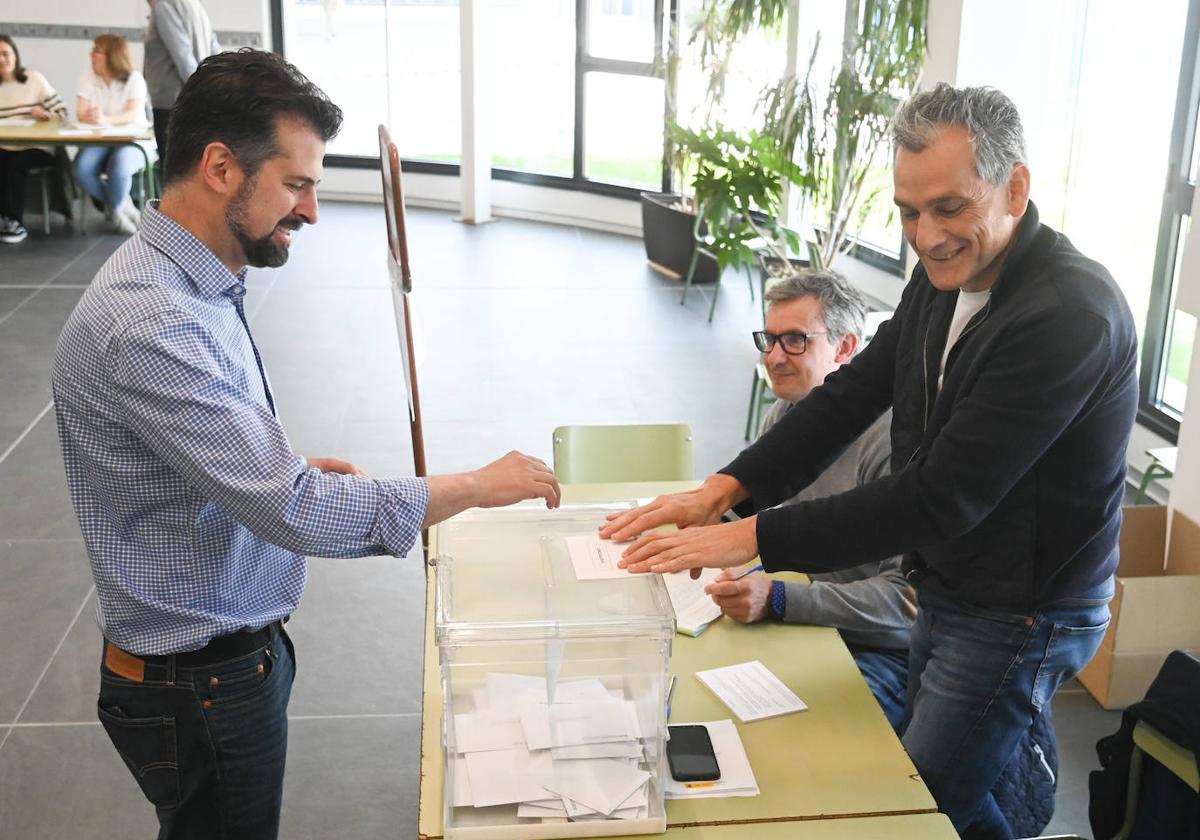 Luis Tudanca, secretario general del PSOE en Castilla y León, ha votado en Burgos.