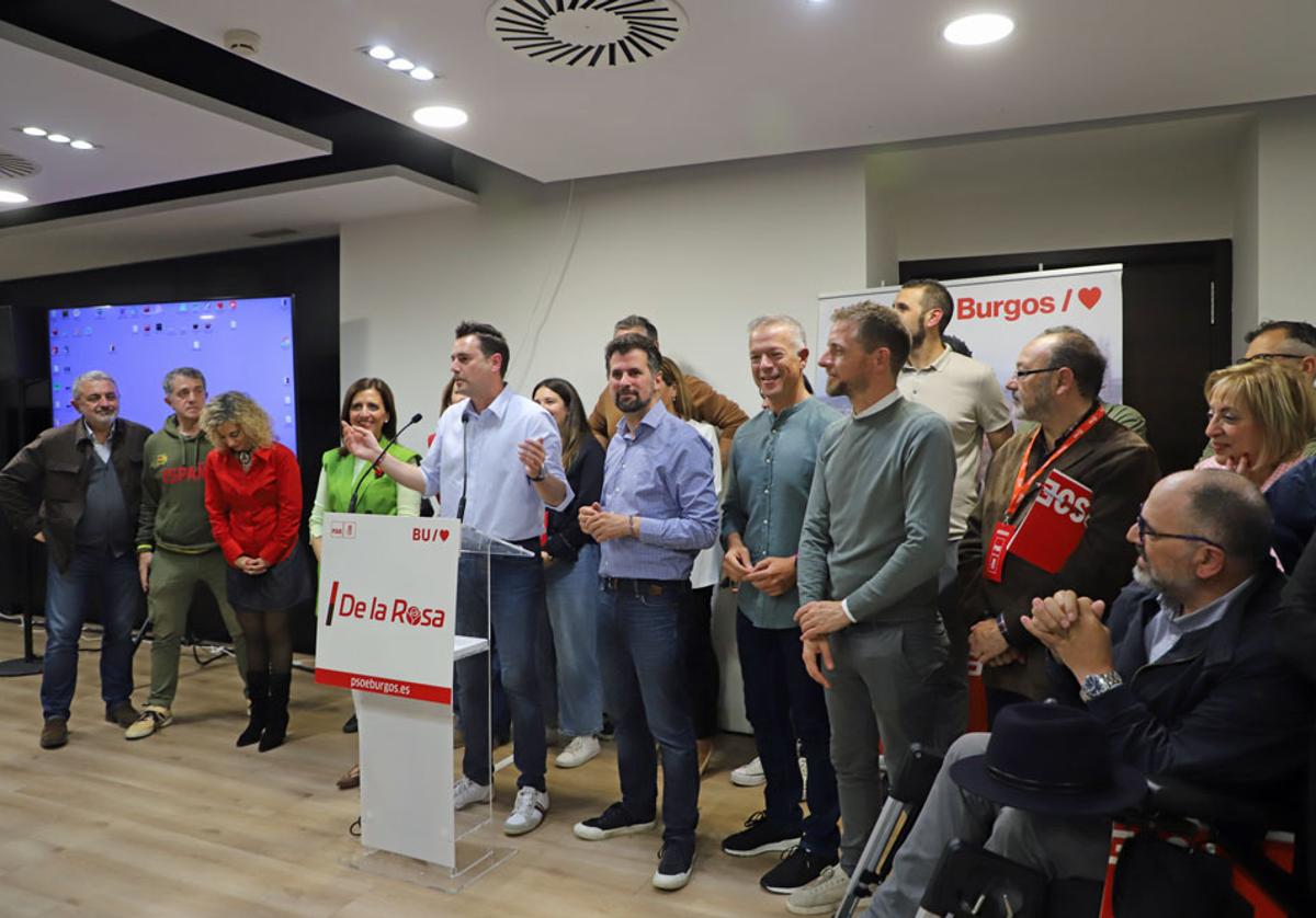 Daniel de la Rosa junto a su equipo, Esther Peña y Luis Tudanca.