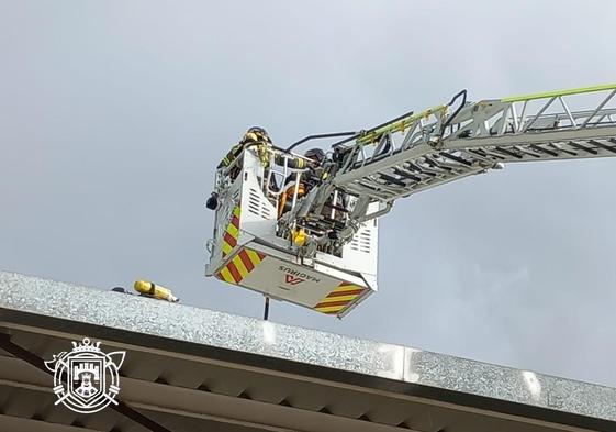 Los bomberos atacaron el fuego desde la cubierta.