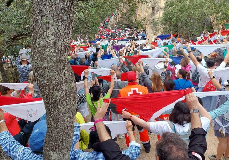 Centenares de romeros subieron a la misa en la ermita