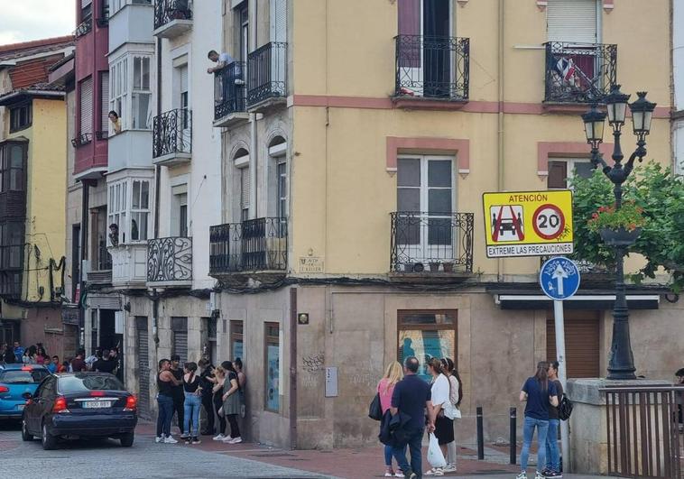 El suceso se produjo en la calle Real Aquende.