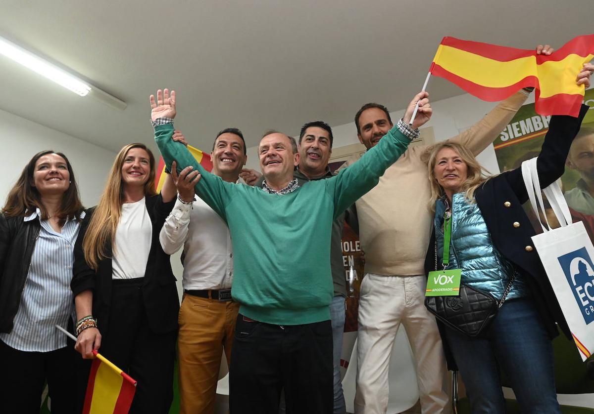 Miembros de la candidatura de Vox, con Fernando Martínez-Acitores a la cabeza, festejando los resultados electorales.