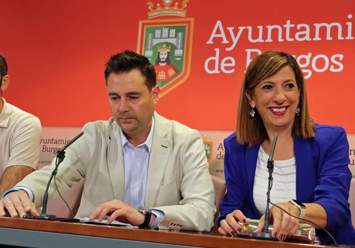 El alcalde de Burgos, Daniel de la Rosa, con la portavoz socialista, Nuria Barrio.