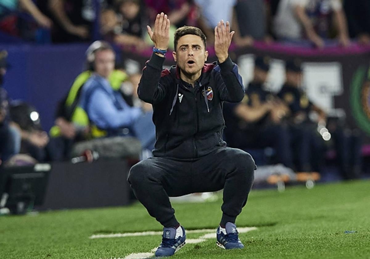 Alessio Lisci, dirigiendo un partido del Levante.