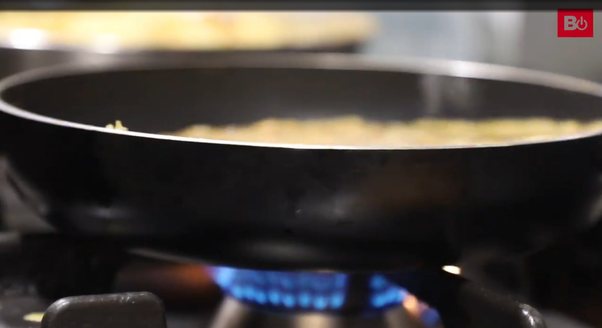 Así se hace la mejor tortilla de Burgos, en el bar La Niña