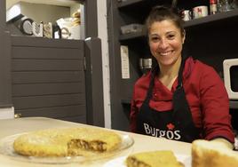 Almudena Citores cocina la mejor tortilla de Burgos en el bar La Niña.