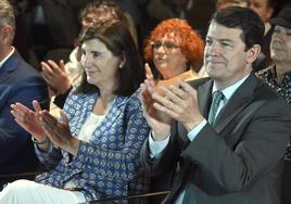 Alfonso Fernández Mañueco, presidente de la Junta de Castilla y León, en su visita a las bodegas Portia.