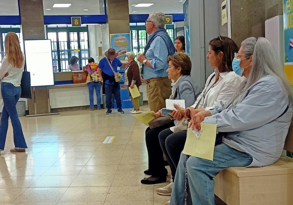 Las colas en Correos se suceden para pedir el voto.