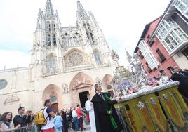 La procesión ha salido desde la Catedral.