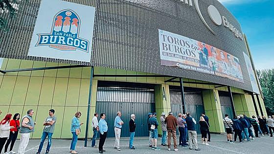 Largas colas en el primer día de venta de entradas para la feria taurina de Burgos